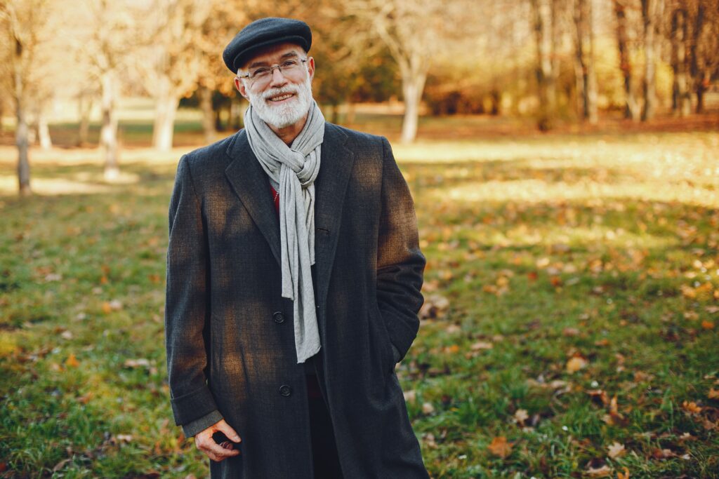Dr. Schick | Zeckenzange - eleganter alter Mann in einem sonnigen Herbstpark